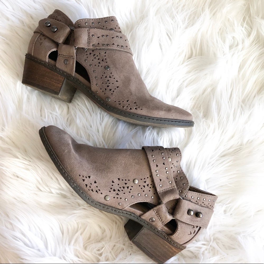 NWOT taupe booties